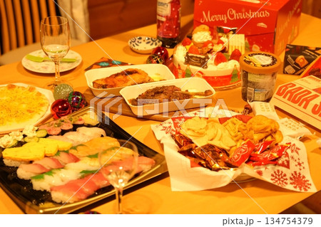クリスマスパーティでテーブルの上に並べられた料理 クリスマスパーティでテーブルの上に並べられた料理 134754379