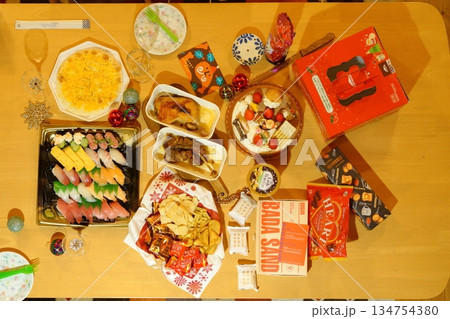 クリスマスパーティでテーブルの上に並べられた料理【俯瞰】 134754380