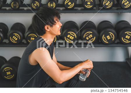 トレーニング・ワークアウトをしながら水を飲む男性 134754546