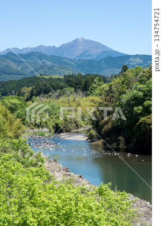 市房山をバックに球磨川の流れ 市房山をバックに球磨川の流れ 134754721