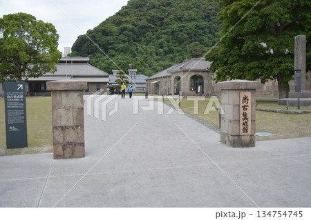 鹿児島県・世界文化遺産「尚古集成館」の入り口と歴史的な石造建築 134754745