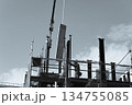 鉄骨工事の資材揚重作業 134755085