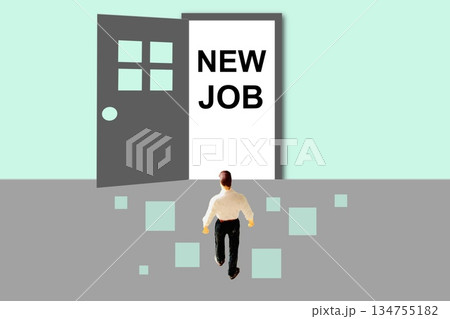 新しい仕事を始めるビジネスマン 新しい仕事を始めるビジネスマン 134755182