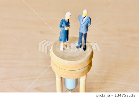 砂時計とシニアの夫婦 砂時計とシニアの夫婦 134755338