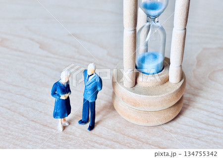 砂時計とシニアの夫婦 134755342