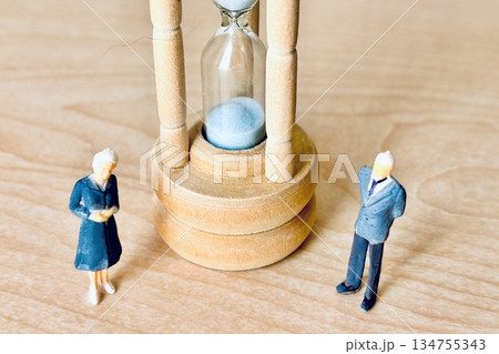 砂時計とシニアの夫婦 砂時計とシニアの夫婦 134755343