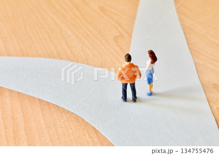 分かれ道の前に立つ男性と女性のカップル 分かれ道の前に立つ男性と女性のカップル 134755476