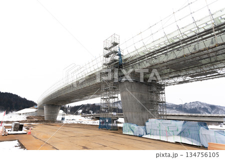 建設中の東北中央自動車道 134756105