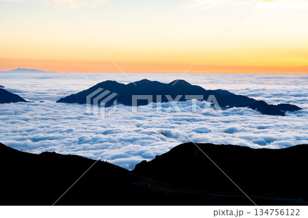 白馬山荘から見る夕暮れと雲海の毛勝三山(猫又山、釜谷山、毛勝山) 北アルプス白馬岳縦走登山 白馬山荘から見る夕暮れと雲海の毛勝三山(猫又山、釜谷山、毛勝山) 北アルプス白馬岳縦走登山 134756122