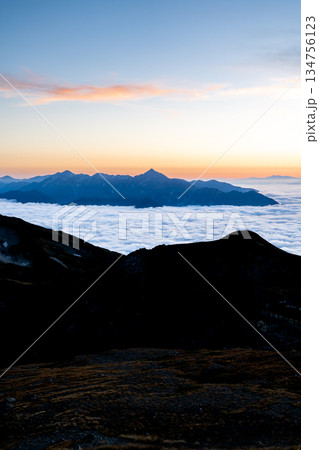 白馬山荘から見る夕暮れと雲海の立山連峰(剱岳) 北アルプス白馬岳縦走登山 白馬山荘から見る夕暮れと雲海の立山連峰(剱岳) 北アルプス白馬岳縦走登山 134756123