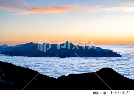 白馬山荘から見る夕暮れと雲海の立山連峰(剱岳) 北アルプス白馬岳縦走登山 白馬山荘から見る夕暮れと雲海の立山連峰(剱岳) 北アルプス白馬岳縦走登山 134756124