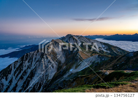 白馬山荘から見る夕暮れの白馬三山(杓子岳、白馬鑓ヶ岳) 北アルプス白馬岳縦走登山 白馬山荘から見る夕暮れの白馬三山(杓子岳、白馬鑓ヶ岳) 北アルプス白馬岳縦走登山 134756127