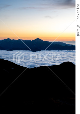 白馬山荘から見る夕暮れと雲海の立山連峰(剱岳) 北アルプス白馬岳縦走登山 白馬山荘から見る夕暮れと雲海の立山連峰(剱岳) 北アルプス白馬岳縦走登山 134756128