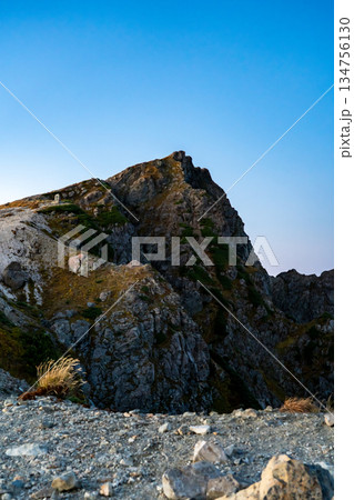 白馬山荘から見上げる白馬岳の山頂　北アルプス白馬岳縦走登山 134756130