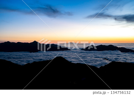 白馬山荘から見る日没後の立山連峰（剱岳と毛勝三山）雲海　北アルプス白馬岳縦走登山　 134756132