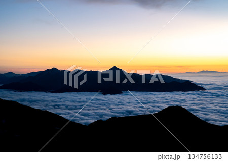 白馬山荘から見る日没後の立山連峰（剱岳）雲海　北アルプス白馬岳縦走登山 134756133