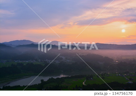 信濃川朝霧の夜明け 134756170