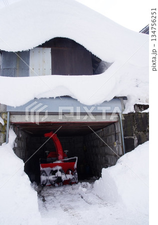 真冬の滋賀県米原市奥伊吹地区は伊吹山の梺で、晴れた翌日には除雪や吹きおろしで大変です。 真冬の滋賀県米原市奥伊吹地区は伊吹山の梺で、晴れた翌日には除雪や吹きおろしで大変です。 134756251