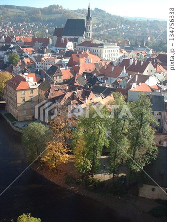 聖ヴィート教会とチェスキークルムロフ市街 134756338