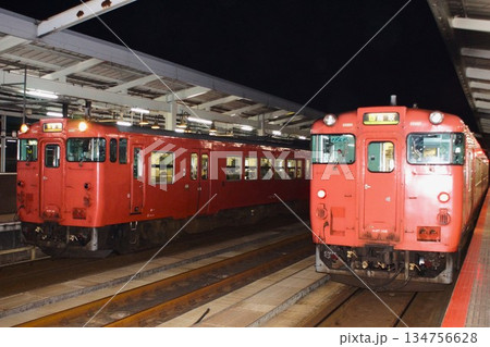 夜の山陰本線の風景　鳥取駅（キハ47系） 134756628
