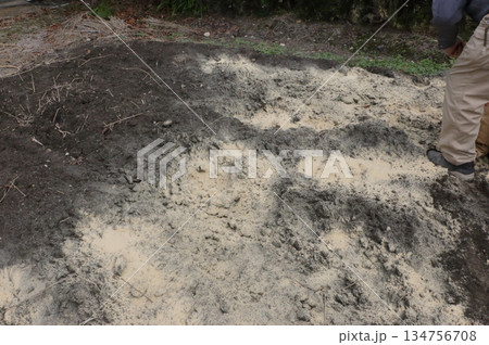 冬の間の土作り　米ぬか入れ 134756708