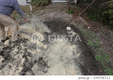 冬の間の土作り 米ぬか入れ 冬の間の土作り 米ぬか入れ 134756711