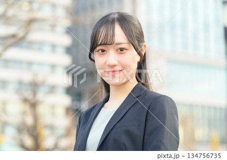 オフィス街とスーツの女性 オフィス街とスーツの女性 134756735