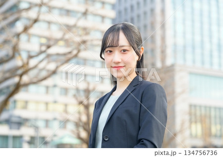 オフィス街とスーツの女性 オフィス街とスーツの女性 134756736