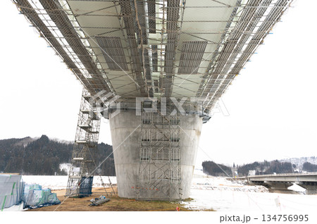 建設中の高架橋の橋脚 建設中の高架橋の橋脚 134756995