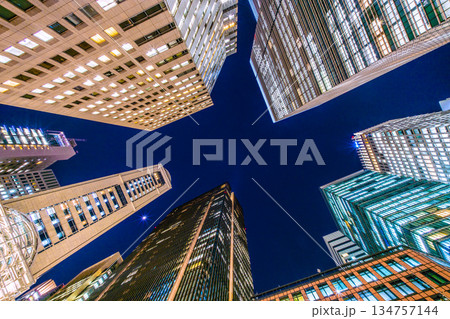 日本の東京都市景観未来へ…。仕事納めだが煌々と輝く大手町のオフィス街。新時代へ=12月26日 日本の東京都市景観未来へ…。仕事納めだが煌々と輝く大手町のオフィス街。新時代へ=12月26日 134757144