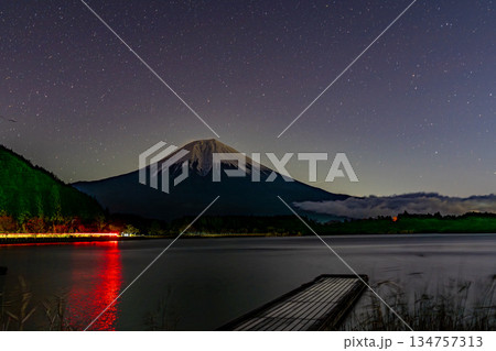（静岡県）夜明け前の田貫湖と富士山 134757313