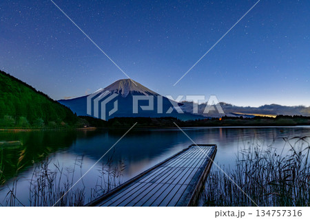 （静岡県）夜明け前の田貫湖と富士山 134757316