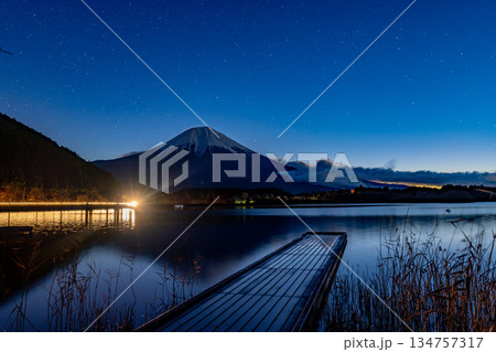 (静岡県)夜明け前の田貫湖と富士山 (静岡県)夜明け前の田貫湖と富士山 134757317