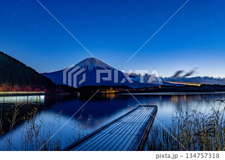 (静岡県)夜明け前の田貫湖と富士山 (静岡県)夜明け前の田貫湖と富士山 134757318