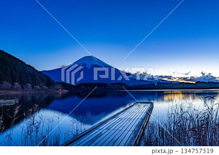 (静岡県)夜明け前の田貫湖と富士山 (静岡県)夜明け前の田貫湖と富士山 134757319