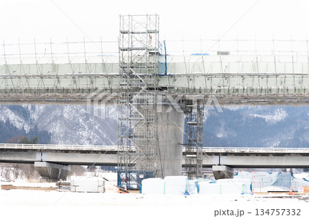 建設中の高架橋の橋脚 建設中の高架橋の橋脚 134757332