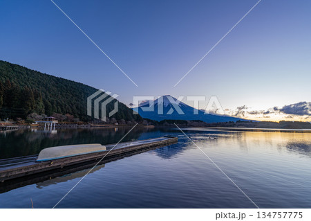 (静岡県)冬の田貫湖 日の出前 (静岡県)冬の田貫湖 日の出前 134757775