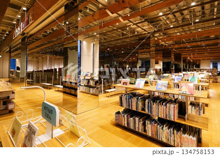 書籍が並ぶ図書館 書籍が並ぶ図書館 134758153