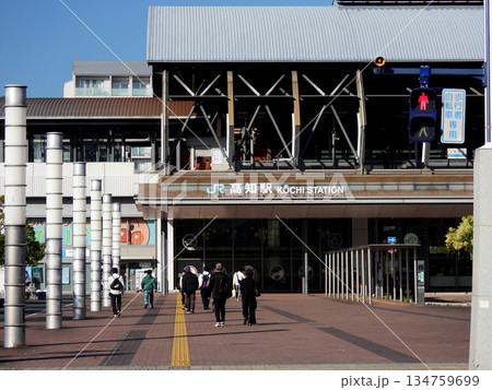 駅舎に向かう人々 134759699
