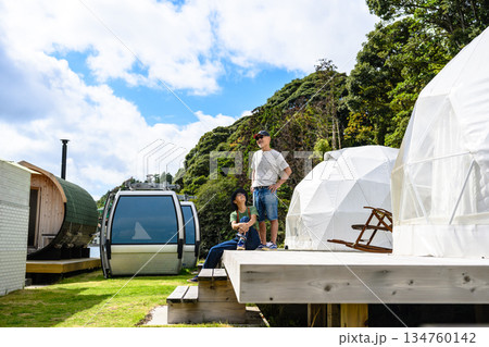 グランピング施設で観光する夫婦 【撮影協力：隠岐シーサイドリゾートみやび様】 134760142