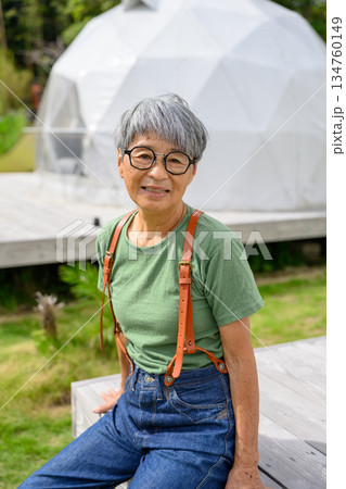 屋外で笑顔の高齢女性 【撮影協力:隠岐シーサイドリゾートみやび様】 屋外で笑顔の高齢女性 【撮影協力:隠岐シーサイドリゾートみやび様】 134760149