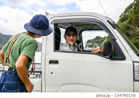 軽トラックと高齢者夫婦 【撮影協力：隠岐シー 134760150