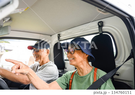 高齢夫婦が軽トラックで移動 【撮影協力：隠岐 134760151