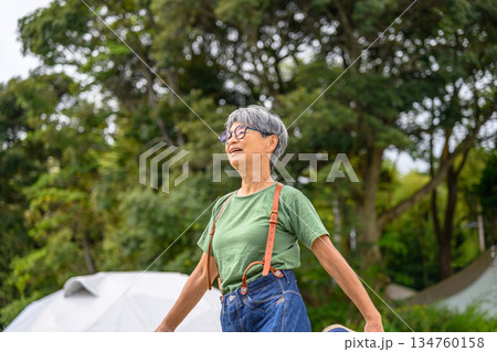 屋外で楽しむシニア女性 【撮影協力:隠岐シー 屋外で楽しむシニア女性 【撮影協力:隠岐シー 134760158