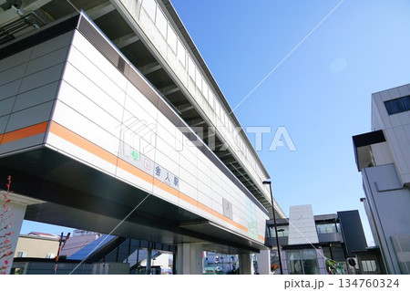 舎人駅の駅舎（新交通システム） 134760324