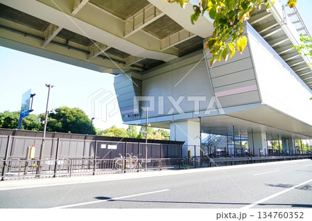 道路と日暮里舎人ライナー舎人公園駅 道路と日暮里舎人ライナー舎人公園駅 134760352
