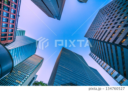 日本の東京都市景観仕事納め…日本経済の憂鬱…夕暮れ迫る大手町。なぜか周囲がスッキリしない空＝26日 134760527