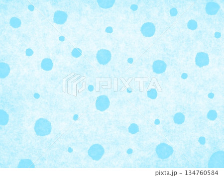 薄水色をバックに大小の水色水玉模様が入った和紙風、背景素材イラスト 134760584