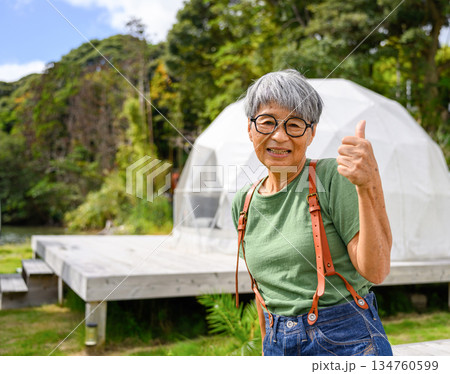 高齢女性が屋外で親指を立てる 【撮影協力：隠 134760599