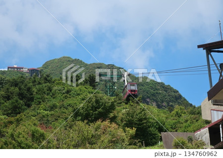 山に囲まれたロープウェイ 山に囲まれたロープウェイ 134760962